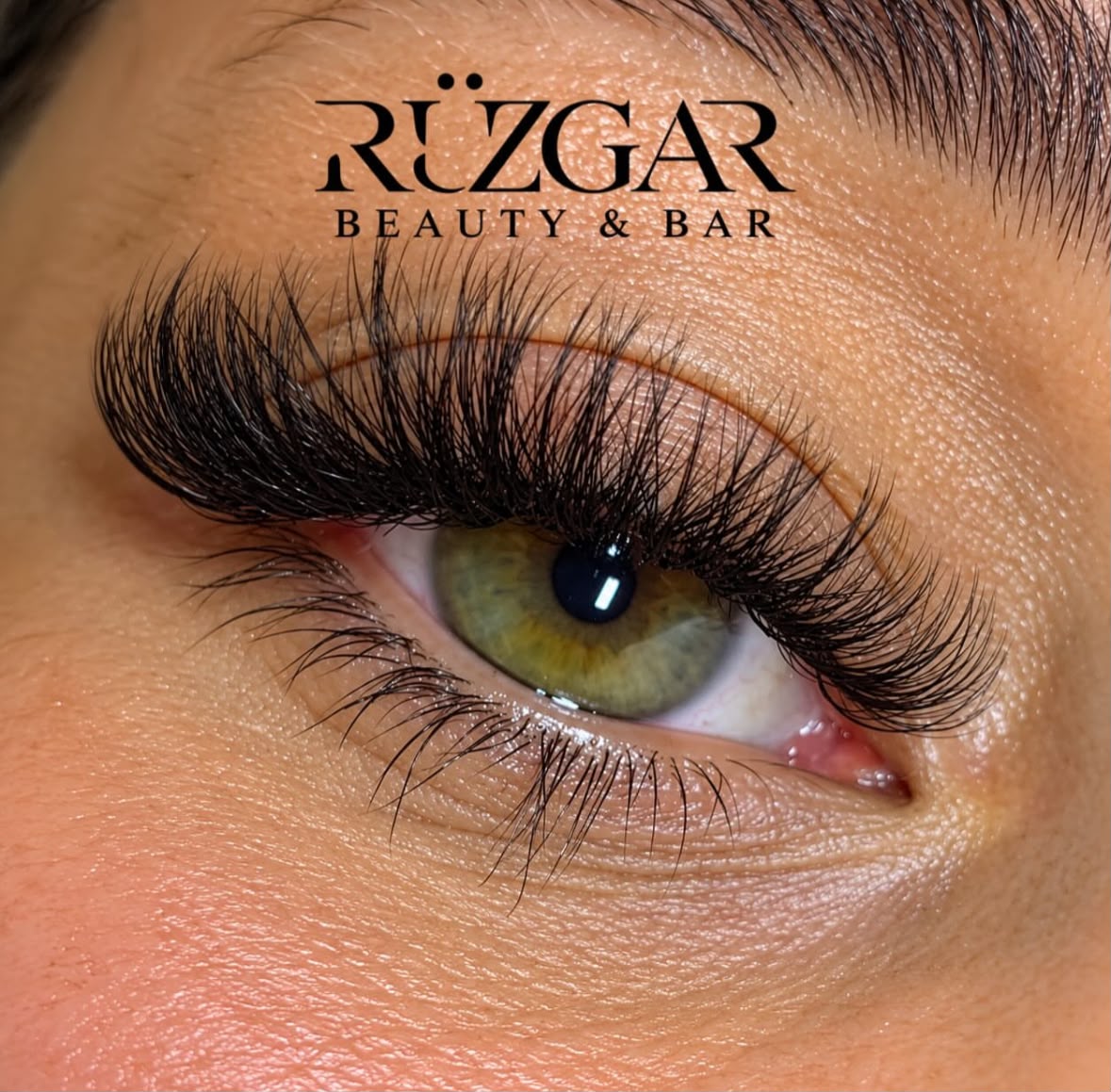 Nahaufnahme einer Volumen-Wimpernverlängerung aus der Rüzgar Beauty Bar